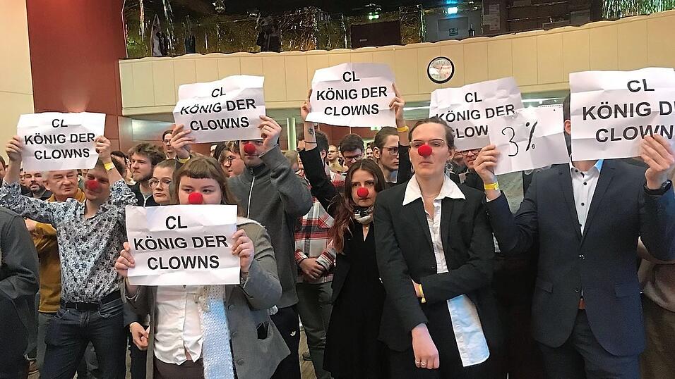 Sein Auftritt in Regensburg wurde im Kolpinghaus von Protest begleitet. 'K&ouml;nig der Clowns', hie&szlig; es auf Zetteln.