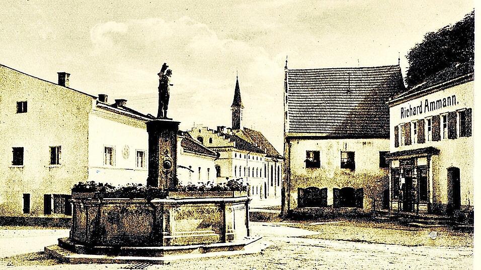 Der Untere Stadtplatz mit dem Sebastianibrunnen ist das Ziel der Prozession. Dort wird der Schutzpatron gegen die Pest verehrt. Die Postkarte stammt aus dem Jahr 1913. Der Untere Stadtplatz mit dem Sebastianibrunnen ist das Ziel der Prozession. Dort wird der Schutzpatron gegen die Pest verehrt. Die Postkarte stammt aus dem Jahr 1913.