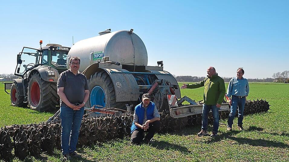 Waldwasser-Werkleiter Hermann Gruber (3. v. l.) lie&szlig; sich von (v. l.) Siegfried Mantel, Robert Siegmund Wild und Dr. Wolfgang Hutterer &uuml;ber die neue Technik informieren.