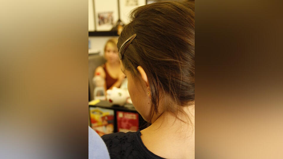 Die 4a und 4b der Grundschule Alburg besuchte am Donnerstag, 11. Juli, zusammen mit ihren Lehrerinnen Frau Scheer und Frau Schill das Verlagshaus des Straubinger Tagblatts. (Foto: Pfeffer) Die 4a und 4b der Grundschule Alburg besuchte am Donnerstag, 11. Juli, zusammen mit ihren Lehrerinnen Frau Scheer und Frau Schill das Verlagshaus des Straubinger Tagblatts. (Foto: Pfeffer)