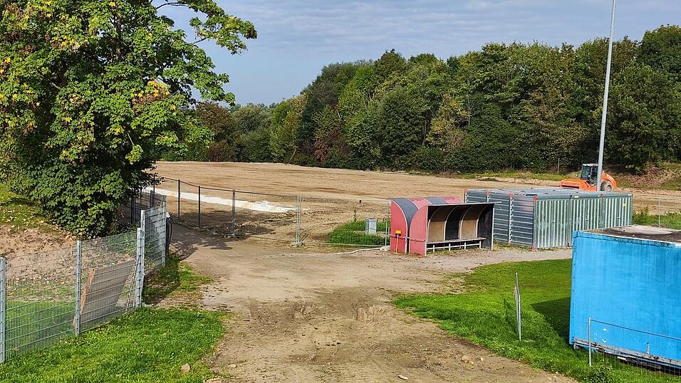 Direkt hinter dem Stadion am Peterswöhrd soll ein neuer Rasenplatz entstehen.