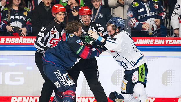 Ty Ronning von den Eisbren Berlin und Tyler Madden von den Straubing Tigers bei einer Auseinandersetzung whrend des Spiels zwischen den Eisbren Berlin und den Straubing Tigers am 31.03.2026 in Berlin, Deutschland. (Foto von Marco Leipold / City-Press GmbH Bildagentur)