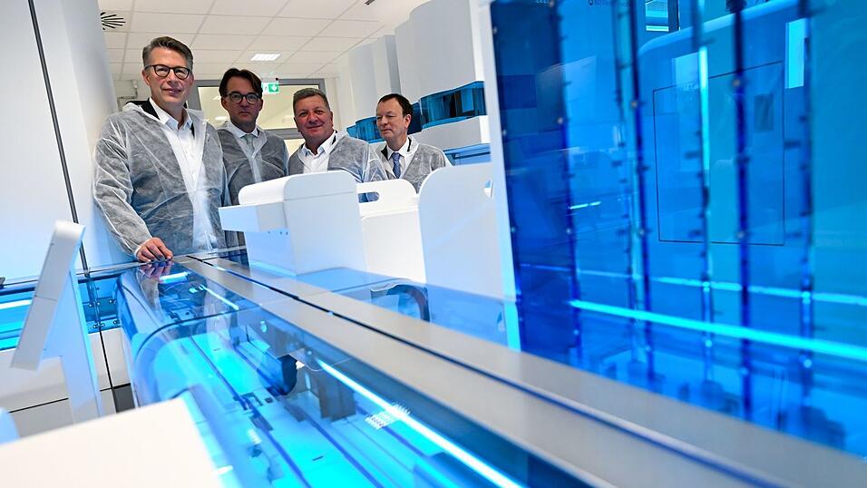 Die Minister Blume und Bernreiter machen sich ein Bild von dem neuen Diagnostikzentrum an der LMU. Die Minister Blume und Bernreiter machen sich ein Bild von dem neuen Diagnostikzentrum an der LMU.