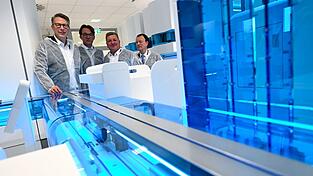 Die Minister Blume und Bernreiter machen sich ein Bild von dem neuen Diagnostikzentrum an der LMU.