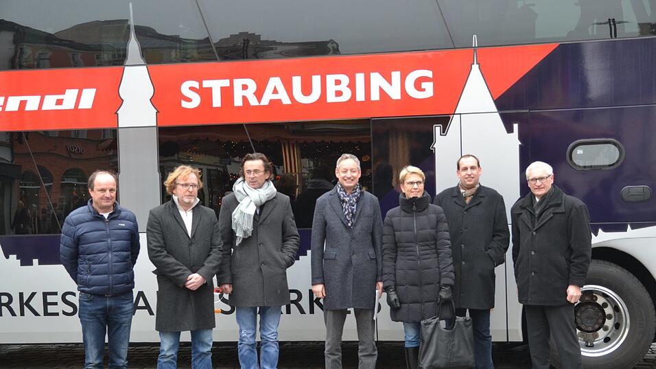 Von links nach rechts: Richard Gsottberger, Dieter Zollner, Alexander Kroul, Markus Pannermayr, Gaby Sennebogen, Matthias Reisinger (Leiter Stadtmarketing), Alois Lermer (berufsmäßiger Stadtrat) Von links nach rechts: Richard Gsottberger, Dieter Zollner, Alexander Kroul, Markus Pannermayr, Gaby Sennebogen, Matthias Reisinger (Leiter Stadtmarketing), Alois Lermer (berufsmäßiger Stadtrat)