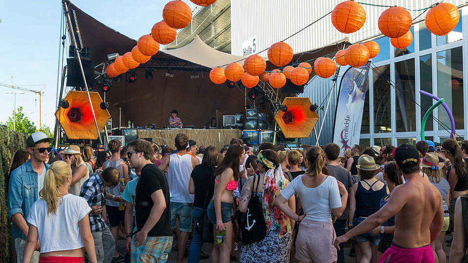 Ein Streifzug durch das Campinggelände: Trotz heißer Temperaturen sind die Festivalbesucher bestens gelaunt. (Foto: Susanne Raith) Ein Streifzug durch das Campinggelände: Trotz heißer Temperaturen sind die Festivalbesucher bestens gelaunt. (Foto: Susanne Raith)