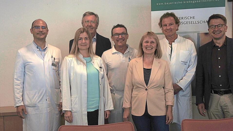 Freuen sich, dass die Psychosoziale Krebsberatungsstelle Passau der Bayerischen Krebsgesellschaft jetzt eine Außensprechstunde am DONAUISAR Klinikum Deggendorf anbietet: Professor Markus Radsak, Chefarzt für den Fachbereich Onkologie und Hämatologie am Klinikum, Manja Knapppik, Psychoonkologin am Klinikum, Professor Günter Schlimok, Präsident der Bayerischen Krebsgesellschaft, Chefarzt (Urologie) Leonhard Stark, Ingrid Raab-Neiser, Psychoonkologin von der Außensprechstunde Deggendorf, Chefarzt (Gynäkologie) Professor Walther Kuhn und Markus Besseler, Geschäftsführer der BKG). Freuen sich, dass die Psychosoziale Krebsberatungsstelle Passau der Bayerischen Krebsgesellschaft jetzt eine Außensprechstunde am DONAUISAR Klinikum Deggendorf anbietet: Professor Markus Radsak, Chefarzt für den Fachbereich Onkologie und Hämatologie am Klinikum, Manja Knapppik, Psychoonkologin am Klinikum, Professor Günter Schlimok, Präsident der Bayerischen Krebsgesellschaft, Chefarzt (Urologie) Leonhard Stark, Ingrid Raab-Neiser, Psychoonkologin von der Außensprechstunde Deggendorf, Chefarzt (Gynäkologie) Professor Walther Kuhn und Markus Besseler, Geschäftsführer der BKG).