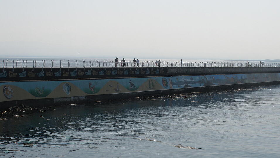 Am Odgen Point legen oft große Kreuzfahrtschiffe an. Von diesem Punkt geht ein Breakwater, also ein Wellenbrecher ins Meer. Er ist fast einen Kilometer lang.