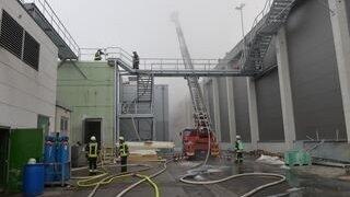 Es dauerte bis in die frühen Morgenstunden, ehe die Einsatzkräfte der Feuerwehr das Feuer unter Kontrolle hatten. (Foto: ih) Es dauerte bis in die frühen Morgenstunden, ehe die Einsatzkräfte der Feuerwehr das Feuer unter Kontrolle hatten. (Foto: ih)