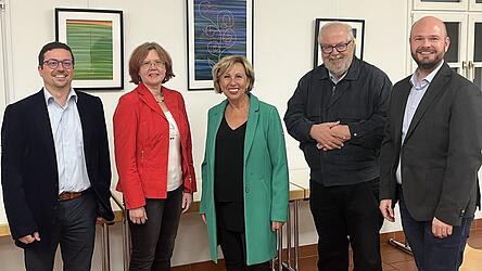 Stadtpfarrer Reinhold Föckersperger (zweiter von rechts), Kirchenpflegerin Claudia John (zweite von links), Kirchenverwaltungsmitglied Dr. Dominik Reither (links) freuen sich mit Münstermusiker Stefan Metz (rechts), dass Anita Meinelt (Mitte) bereit ist, sich für die Orgelrenovierung zu engagieren.