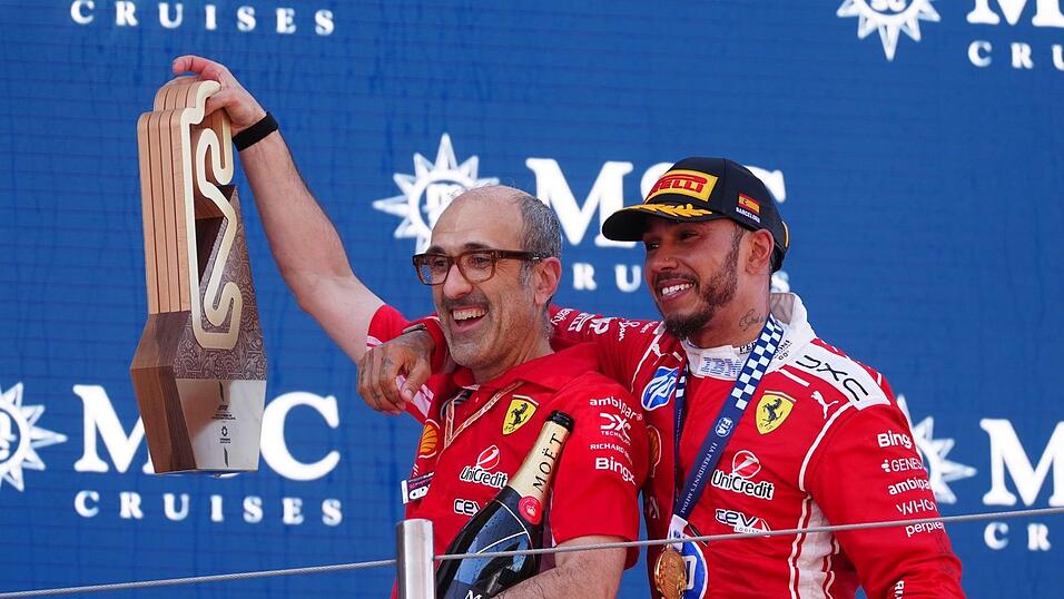 Lewis Hamilton (r) und sein Renningenieur Carlo Santo haben den Ferrari-Aufschwung organisiert. Lewis Hamilton (r) und sein Renningenieur Carlo Santo haben den Ferrari-Aufschwung organisiert.