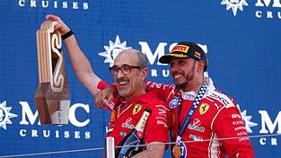 Lewis Hamilton (r) und sein Renningenieur Carlo Santo haben den Ferrari-Aufschwung organisiert. Lewis Hamilton (r) und sein Renningenieur Carlo Santo haben den Ferrari-Aufschwung organisiert.