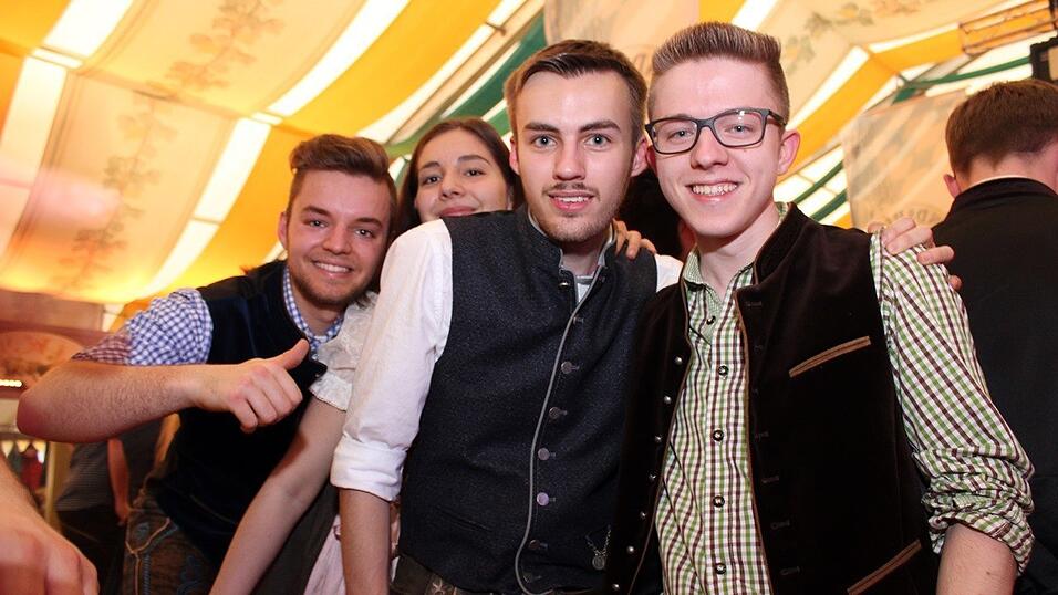 Die Fr&uuml;hjahrsdult 2017 in Landshut neigt sich dem Ende entgegen. Grund genug, noch einmal richtig in den Bierzelten zu feiern - abgerundet vom traditionellen Feuerwerk.