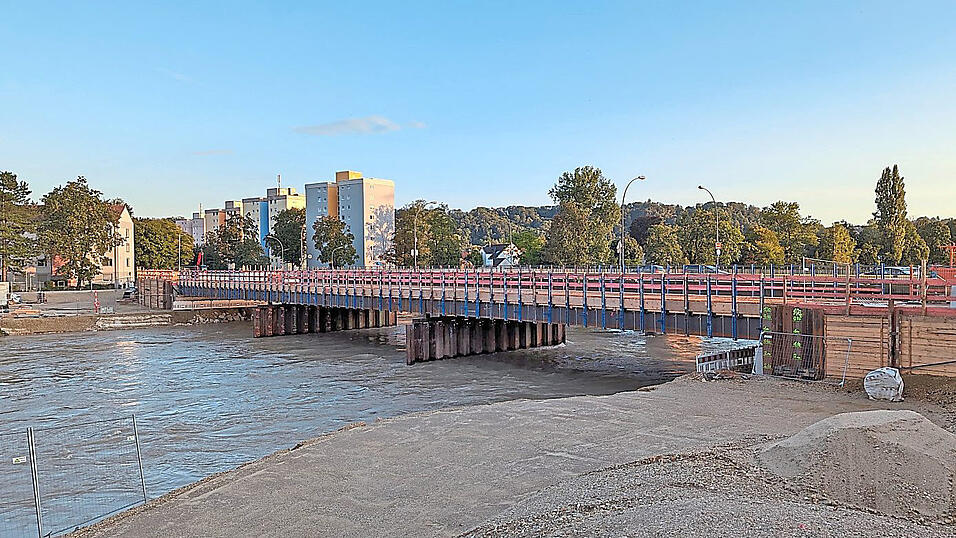Urspr&uuml;nglich sollte die Konrad-Adenauer-Stra&szlig;e vor Inbetriebnahme der Behelfsbr&uuml;cke eine Woche gesperrt werden. Jetzt gen&uuml;gt eine Nacht.