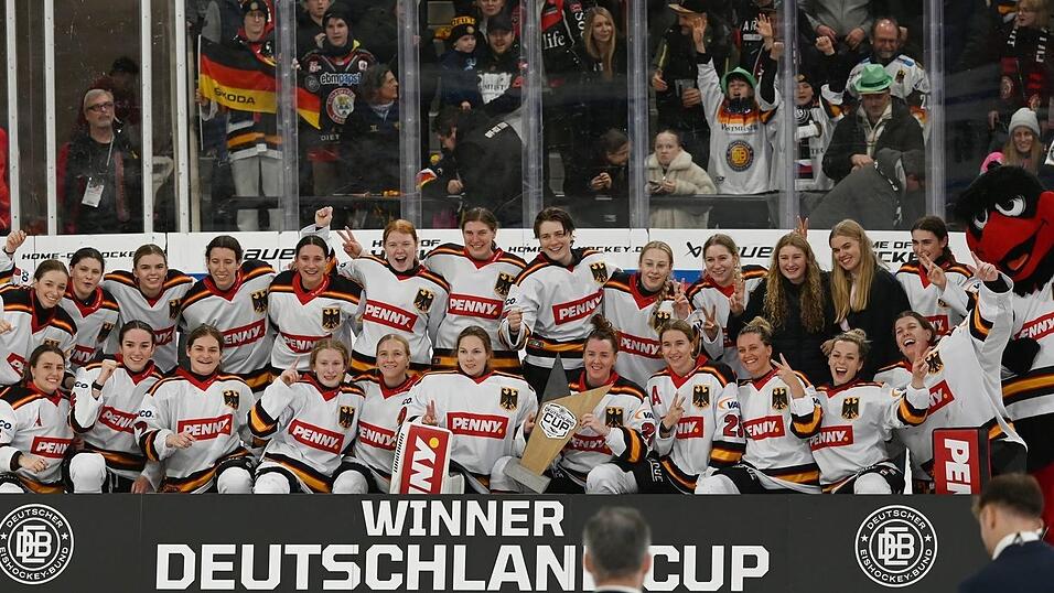 Das Frauen-Nationalteam feiert erneut den Sieg beim Deutschland Cup