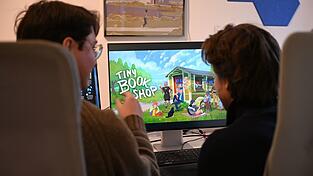 Als Bachelor-Arbeit an der Uni entstanden, inzwischen ein großer Verkaufserfolg: Das Spiel «Tiny Bookshop» mit ihren beiden Entwicklern David Zapfe-Wilde (links) und Raven Rusch. Als Bachelor-Arbeit an der Uni entstanden, inzwischen ein großer Verkaufserfolg: Das Spiel «Tiny Bookshop» mit ihren beiden Entwicklern David Zapfe-Wilde (links) und Raven Rusch.