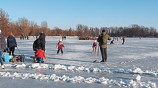 Ob mit Schlitten, Hockeyschl&auml;ger oder Eisst&ouml;cken: Der Roither See lockt seit Anfang Januar viele Familien an. Manche gehen sogar mit Klappst&uuml;hlen und Picknickk&ouml;rben auf das Eis.