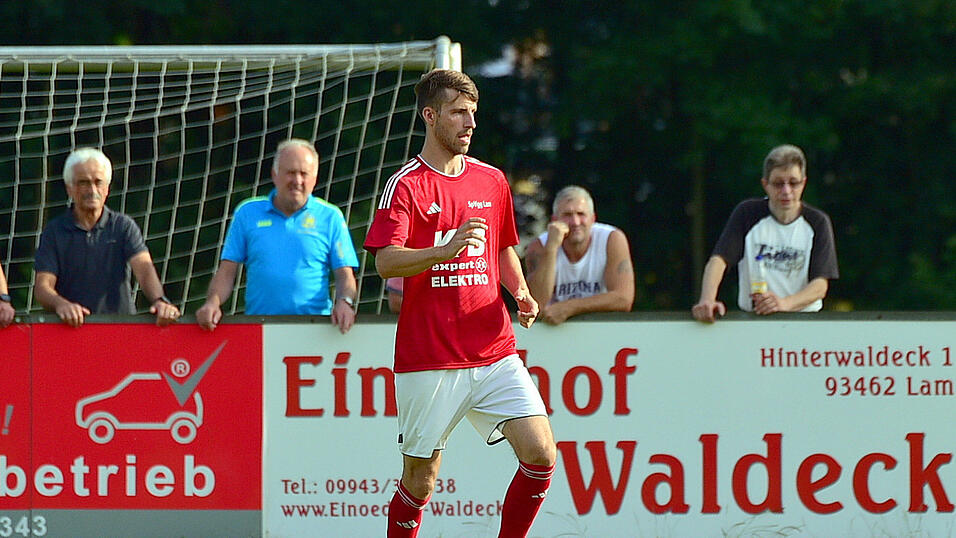 Daniel Gschwendtner erzielte per Kopf das entscheidende Tor zum 1:0-Auswärtssieg beim TSV Bogen und fügte den Rautenstädtern die erste Niederlage in diesem Jahr zu. Daniel Gschwendtner erzielte per Kopf das entscheidende Tor zum 1:0-Auswärtssieg beim TSV Bogen und fügte den Rautenstädtern die erste Niederlage in diesem Jahr zu.
