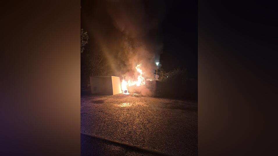 Die Feuerwehr Niederaichbach hatte den Brand schnell im Griff. Die Feuerwehr Niederaichbach hatte den Brand schnell im Griff.