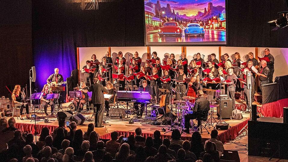 Ein eindrucksvolles Filmmusikkonzert bot die Chorgemeinschaft „Oschiroh“ mit Band und Orchester und der musikalischen Leiterin Claudia Hargasser am Samstag vor über 700 Besuchern in der Dreifachturnhalle beim Schulzentrum in Arnstorf. Ein eindrucksvolles Filmmusikkonzert bot die Chorgemeinschaft „Oschiroh“ mit Band und Orchester und der musikalischen Leiterin Claudia Hargasser am Samstag vor über 700 Besuchern in der Dreifachturnhalle beim Schulzentrum in Arnstorf.