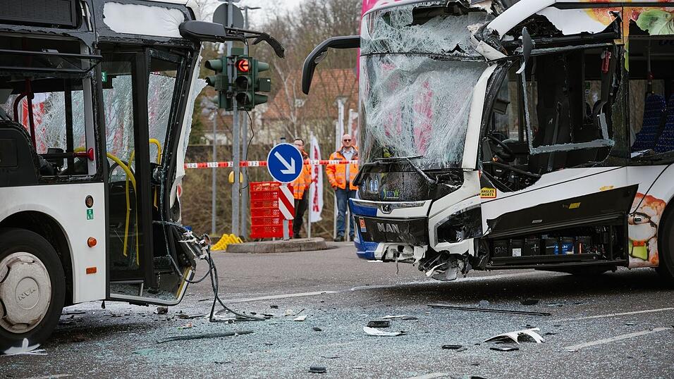 In Saarbrücken prallten zwei Linienbusse zusammen. In Saarbrücken prallten zwei Linienbusse zusammen.