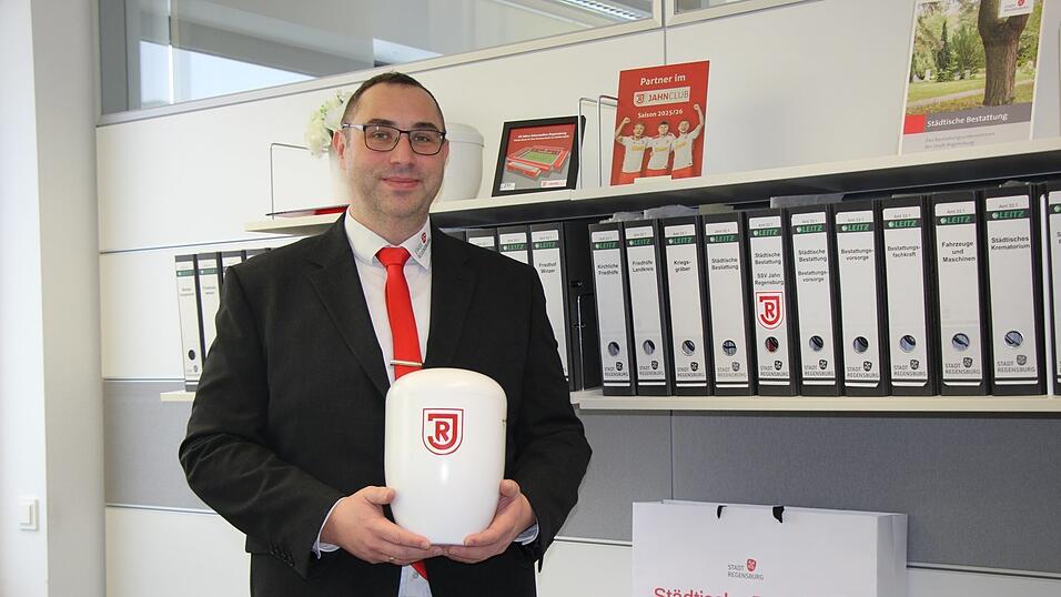 Stefan Vanek mit der Jahn-Urne in seinem Büro. Stefan Vanek mit der Jahn-Urne in seinem Büro.