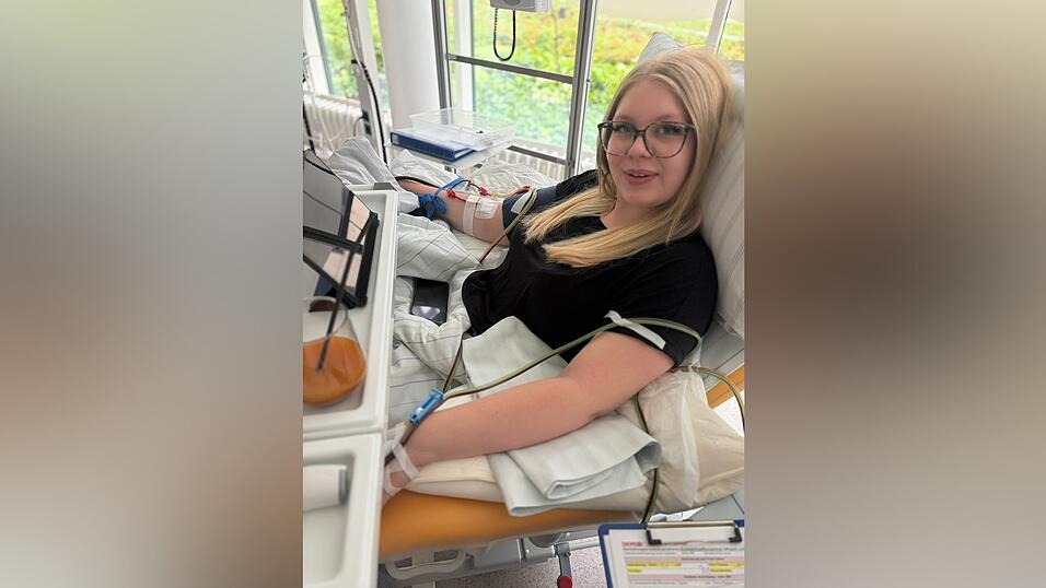 W&auml;hrend der Stammzellenspende stecken zwei Nadeln in Anna-Maria Gerlsbecks Armen. Die 23-J&auml;hrige aus Sandelzhausen m&ouml;chte nun auch Andere zu einer Spende motivieren.