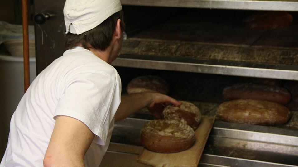 Stefan beobachtet das Brot im Ofen, damit es nicht verbrennt.