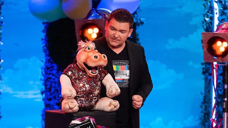 Der Comedian Sebastian Reich tritt mit seinem Nilpferd Amanda bei der Aufzeichnung der Sendung 'Fastnacht in Franken 2022' auf. Der Comedian Sebastian Reich tritt mit seinem Nilpferd Amanda bei der Aufzeichnung der Sendung 'Fastnacht in Franken 2022' auf.