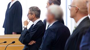 Ein weiterer größerer Prozess zur VW-Dieselaffäre hat in Braunschweig begonnen. Die Verlesung der Anklageschrift verzögerte sich aber. Ein weiterer größerer Prozess zur VW-Dieselaffäre hat in Braunschweig begonnen. Die Verlesung der Anklageschrift verzögerte sich aber.