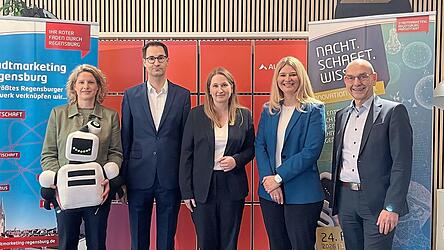 B&uuml;rgermeisterin Astrid Freudenstein mit &bdquo;Innoman&ldquo; in der Hand (von links), Manuel Sojer (Maschinenfabrik Reinhausen), Elke Kaczmarek (Aumovio), Sonja Leberkern (SGB-Gesch&auml;ftsf&uuml;hrerin) und Stadtmarketing-Gesch&auml;ftsf&uuml;hrer Michael Quast.