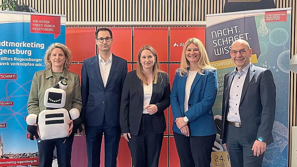 B&uuml;rgermeisterin Astrid Freudenstein mit &bdquo;Innoman&ldquo; in der Hand (von links), Manuel Sojer (Maschinenfabrik Reinhausen), Elke Kaczmarek (Aumovio), Sonja Leberkern (SGB-Gesch&auml;ftsf&uuml;hrerin) und Stadtmarketing-Gesch&auml;ftsf&uuml;hrer Michael Quast.