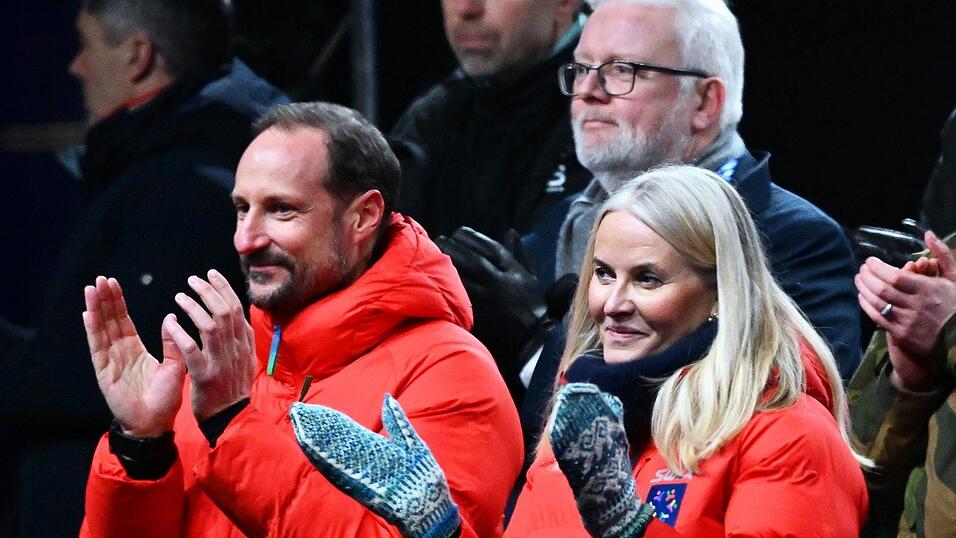 Er wusste von der Freundschaft seiner Frau zu Epstein: Kronprinz Haakon (l).