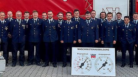 Teilnehmer von den Feuerwehren Altfraunhofen, Bodenkirchen, Ergolding, Lichtenhaag, Loizenkirchen, Rotenw&ouml;rth, Tattendorf, Wolferding und W&ouml;rnsdorf haben in Vilsbiburg die Ausbildung zum Maschinisten erfolgreich abgeschlossen. Ausbilder (rechts) waren Georg Saxstetter, Felix K&ouml;nigsbr&uuml;gge und Florian Steinbr&uuml;ckner.