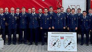 Teilnehmer von den Feuerwehren Altfraunhofen, Bodenkirchen, Ergolding, Lichtenhaag, Loizenkirchen, Rotenwörth, Tattendorf, Wolferding und Wörnsdorf haben in Vilsbiburg die Ausbildung zum Maschinisten erfolgreich abgeschlossen. Ausbilder (rechts) waren Georg Saxstetter, Felix Königsbrügge und Florian Steinbrückner. Teilnehmer von den Feuerwehren Altfraunhofen, Bodenkirchen, Ergolding, Lichtenhaag, Loizenkirchen, Rotenwörth, Tattendorf, Wolferding und Wörnsdorf haben in Vilsbiburg die Ausbildung zum Maschinisten erfolgreich abgeschlossen. Ausbilder (rechts) waren Georg Saxstetter, Felix Königsbrügge und Florian Steinbrückner.