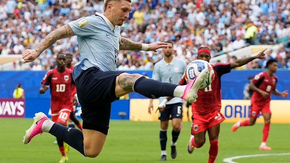 Uruguays Guillermo Varela bei einer sch&ouml;nen Ballannahme.
