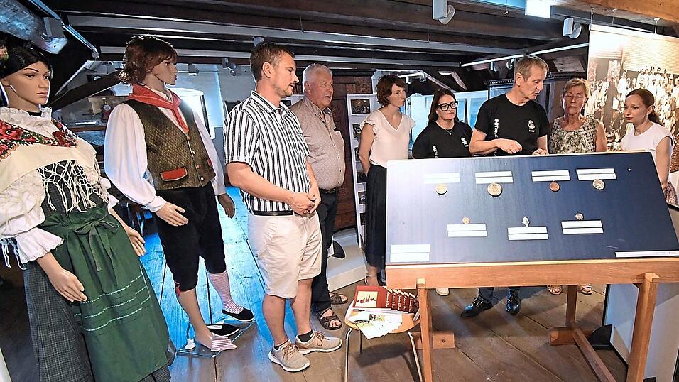 Andrea Tondolo und Nicoletta Nicoloso (Vierter und Fünfte von rechts) erläuterten die Bedeutung der ausgestellten Medaillen (von links): Dritter Bürgermeister Sebastian Haider, Partnerschaftsbeauftragter Josef Sterr, Museumsleiterin Annika Janßen-Keilholz, Stadträtin Christine Koj, Partnerschaftsbeauftragte Anna Lena Dechantsreiter und Thomas Koj. Andrea Tondolo und Nicoletta Nicoloso (Vierter und Fünfte von rechts) erläuterten die Bedeutung der ausgestellten Medaillen (von links): Dritter Bürgermeister Sebastian Haider, Partnerschaftsbeauftragter Josef Sterr, Museumsleiterin Annika Janßen-Keilholz, Stadträtin Christine Koj, Partnerschaftsbeauftragte Anna Lena Dechantsreiter und Thomas Koj.