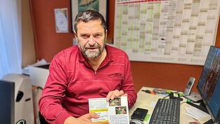 Der Prospekt für die Saison 2026 ist bereits fertig und wird demnächst verteilt. Kein Monat im Jahr, in dem sich Max Schmatz (72) nicht um die Waldbühne oder das Volkstheater kümmert.