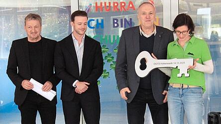 Die Architekten Heitzer übergaben den symbolischen Schlüssel an Bürgermeister Xaver Gmach, der diesen sogleich an Rektorin Königsberger weiterreichte.