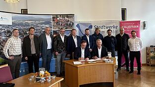 Im Beisein von Fraktionssprechern, Vertretern von Telekom und Stadtwerken unterzeichnen Bürgermeister Martin Stoiber und Konzernbevollmächtigter Stefan Krantz die letzten Verträge für den Glasfaserausbau in Cham. Im Beisein von Fraktionssprechern, Vertretern von Telekom und Stadtwerken unterzeichnen Bürgermeister Martin Stoiber und Konzernbevollmächtigter Stefan Krantz die letzten Verträge für den Glasfaserausbau in Cham.