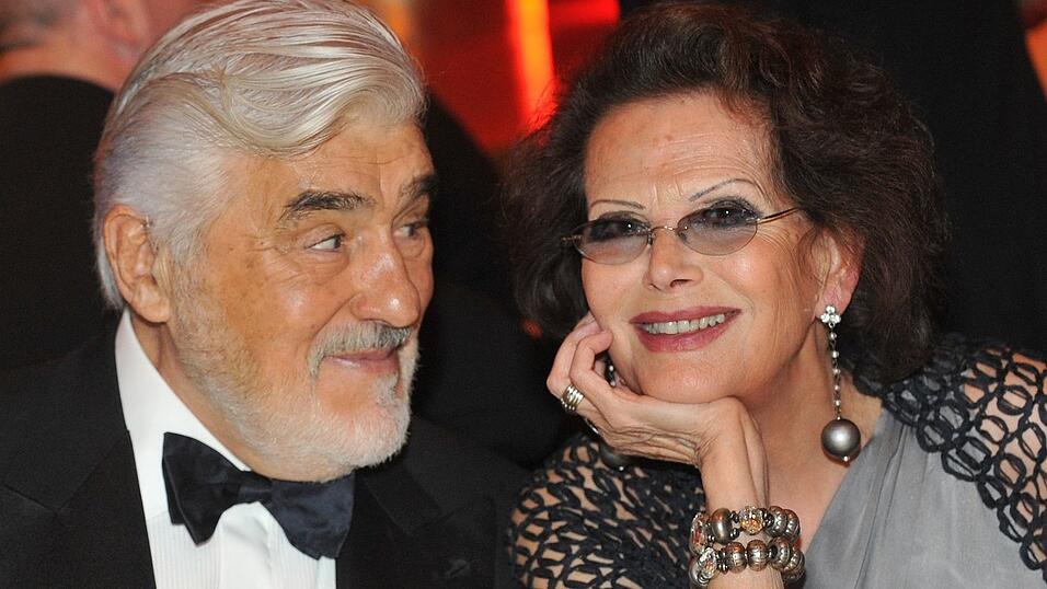 Der Schauspieler Mario Adorf und Claudia Cardinale sitzen 2010 bei der Verleihung des Deutschen Entertainment-Preises DIVA nebeneinander.