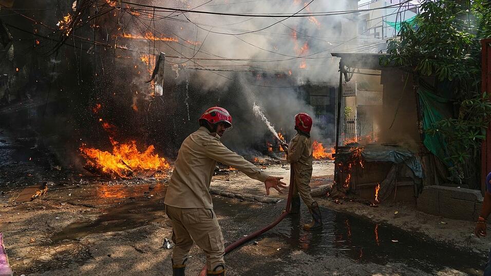 Bei einem Brand eines Geb&auml;udes sind in Neu-Delhi zahlreiche Menschen gestorben.