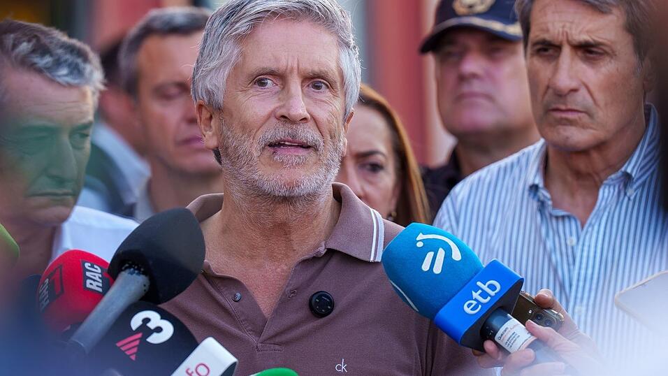 Spaniens Innenminister Fernando Grande-Marlaska (Mitte) hat Frontex um Hilfe bei der Registrierung Tausender Migranten in Spaniens Nordafrika-Exklave Ceuta gebeten. (Archivbild) Spaniens Innenminister Fernando Grande-Marlaska (Mitte) hat Frontex um Hilfe bei der Registrierung Tausender Migranten in Spaniens Nordafrika-Exklave Ceuta gebeten. (Archivbild)