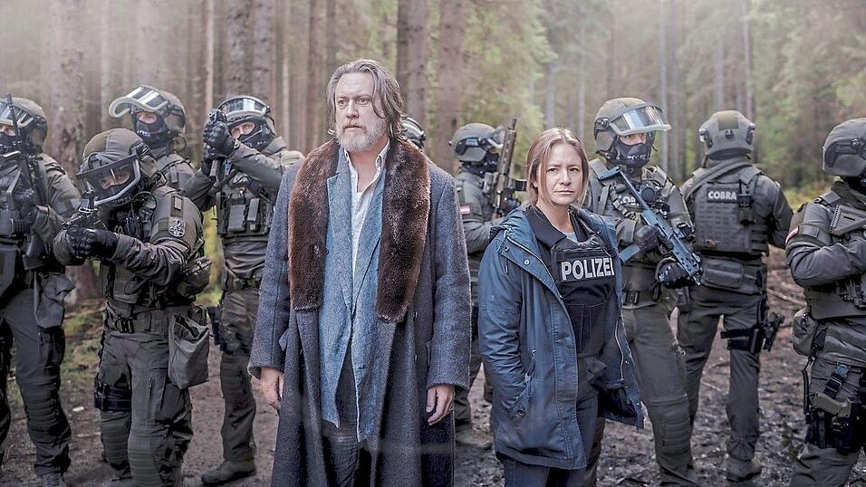 Die Hauptdarsteller Nicholas Ofczarek (Gedeon Winter) und Julia Jentsch (Ellie Stocker) in den W&auml;ldern rund um Bodenmais.