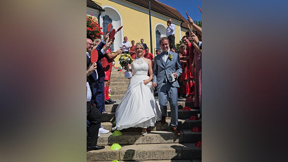 Das Paar durchschritt ein langes Spalier.