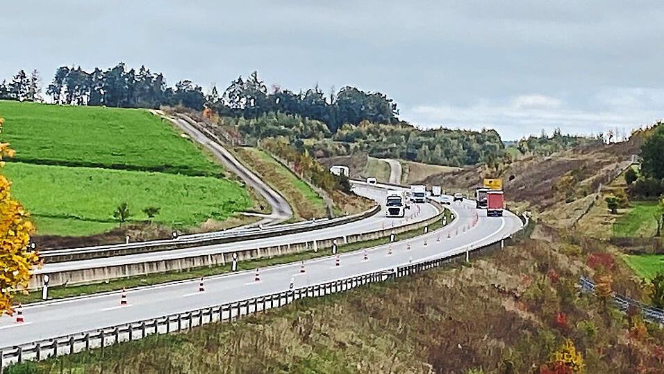 Dafür wanderte die Baustelle in den vergangenen Wochen zwischen Ergoldsbach und Neufahrn hin und her. Inzwischen sind diese Arbeiten abgeschlossen.