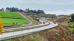 Dafür wanderte die Baustelle in den vergangenen Wochen zwischen Ergoldsbach und Neufahrn hin und her. Inzwischen sind diese Arbeiten abgeschlossen.