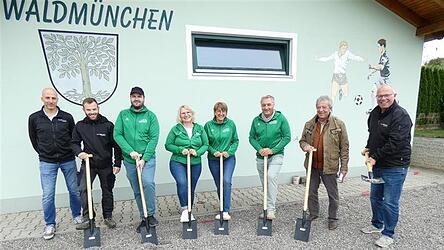 Jürgen Fischer, Bauleiter bei Bau Wagner, Fußballabteilungsleiter Stefan Umlauf sowie Martin Brockelmann, Gabriele Hetzl, Katrin Vogl und Jürgen Liegl vom TV, Architekt Max Schneider und Bauunternehmer Siegfried Wagner (von links) beim Spatenstich am Freitag.