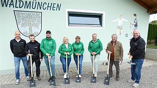 Jürgen Fischer, Bauleiter bei Bau Wagner, Fußballabteilungsleiter Stefan Umlauf sowie Martin Brockelmann, Gabriele Hetzl, Katrin Vogl und Jürgen Liegl vom TV, Architekt Max Schneider und Bauunternehmer Siegfried Wagner (von links) beim Spatenstich am Freitag.