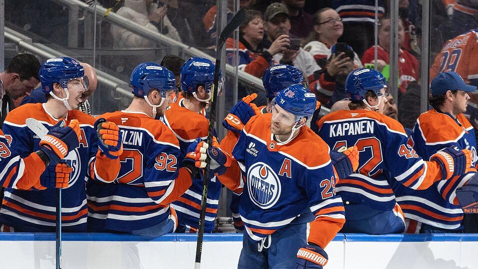 Leon Draisaitl durfte sich für zwei Tore von den Kollegen feiern lassen. Leon Draisaitl durfte sich für zwei Tore von den Kollegen feiern lassen.